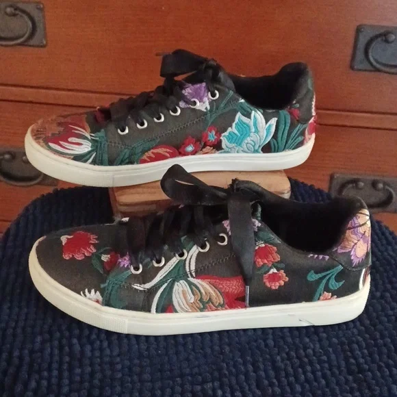 Hippie Black Floral Embroidered women's shoes - Picture 3 of 8